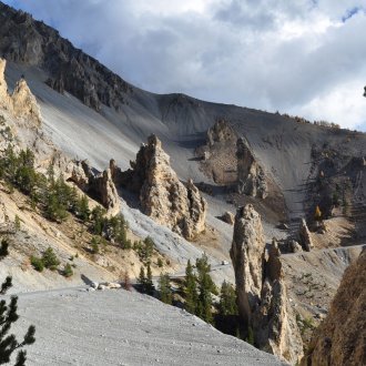 Casse-Déserte sous le col d'Izoard à Arvieux (Queyras), un site géologique remarquable des Hautes Alpes, univers minéral fait d'éboulis et de pointes rocheuses