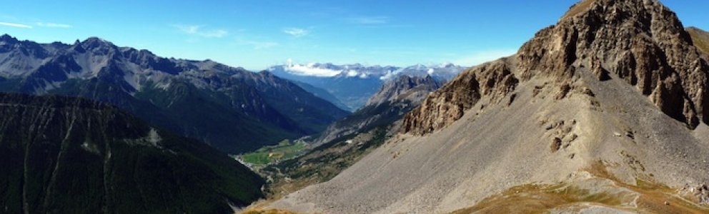 La vue au col des Estronques entre Ceillac et Saint-Véran. Dans le bas la vallée de Ceillac.