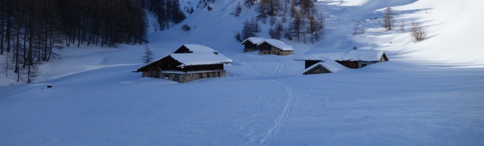 Chalets de Clapeyto sous la neige. Brunissard. Queyras. Alpes.