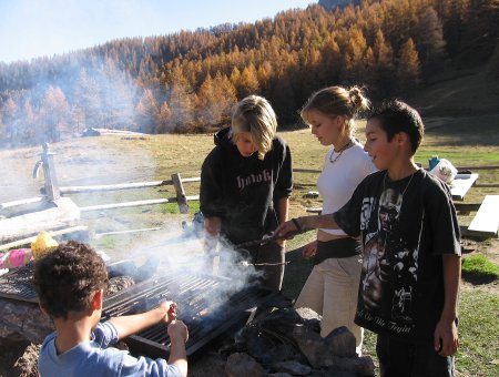 barbecue devant un chalet d'alpage