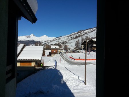 vue du salon par la fenêtre 