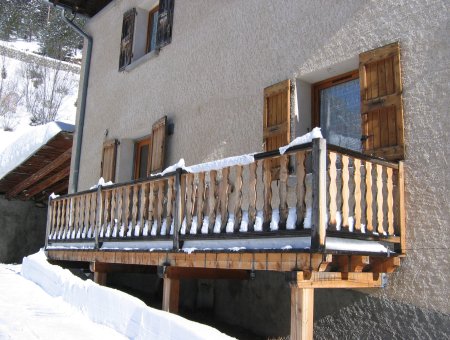 entrée du logement avec balcon