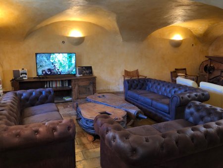 Salon avec nouveaux canapés, nouvelle TV et nouveaux éclairages.