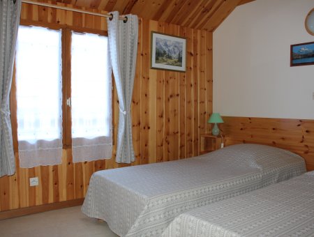Chambre à deux lits d'une place