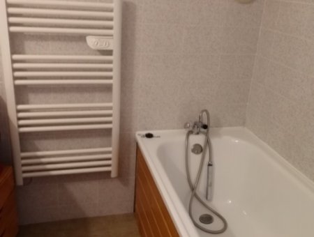 Salle de bain  avec baignoire 