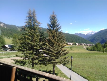 Vue dégagée du balcon sur la vallée