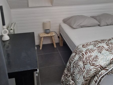 chambre 2 - fenêtre de toit, 1 commode