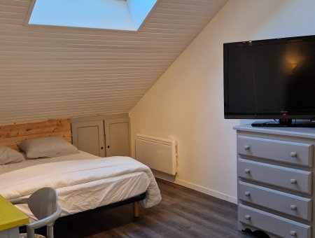 Chambre parentale - 1 lit en 140 & 2 fauteuils convertibles 1 place - Fenêtre de toit et balcon