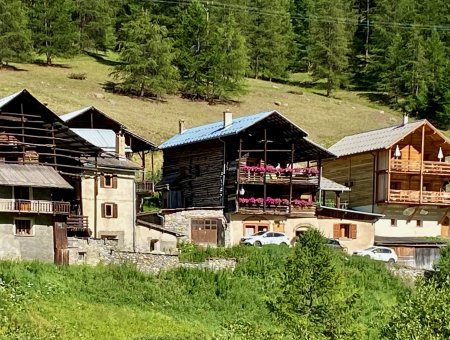 Notre fuste au coeur du hameau de la Chalp St Véran