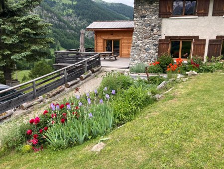 Chalet soleniou / l'entrée et la terrasse
