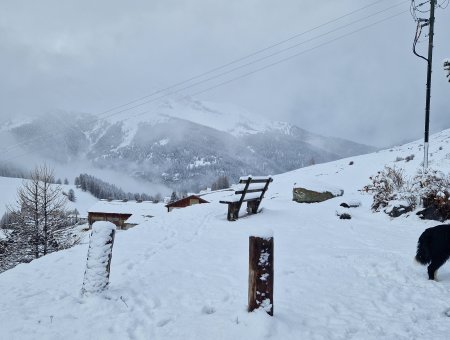 A deux pas de l'appartement, petit banc devant la montagne!