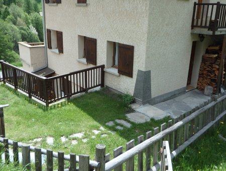 Entrée indépendante et petite terrasse fermée où l'on peut mettre une table et prendre  ses repas