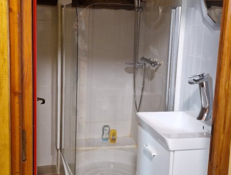 Salle de bain : douche & lavabo - Sèche serviette
