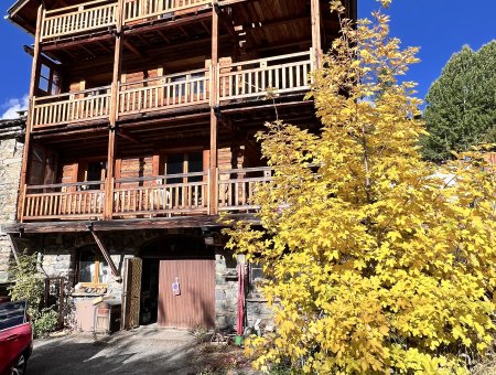façade du gîte avec terrasse et vue montagne