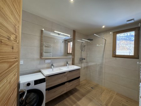 Salle de bain étage avec douche, lave linge