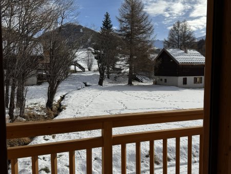 Vue du balcon avec les pistes de ski alpin