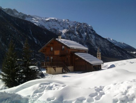 Côté parking, situé à 150 mètres des commerces.