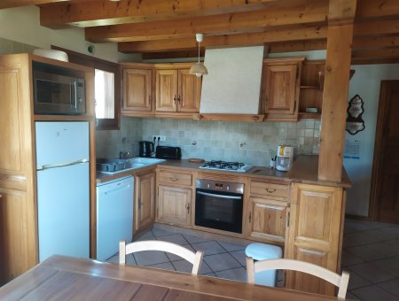 Cuisine ouverte entièrement équipée.