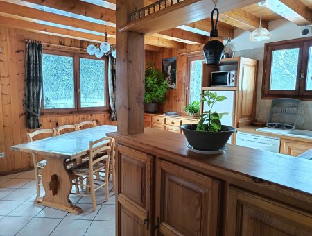 Séjour cuisine avec beaucoup de luminosité.