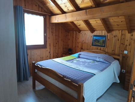 Chambre 1 : lit en 140. Vue sur l'église Sainte Cécile.