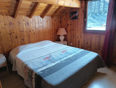 Chambre 2. 1 lit en 160 et 1 lit en 90. Vue sur le stade de biathlon.