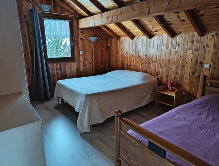 Chambre 3. 1 lit en 140 et 1 lit en 90. Vue sur la vallée du Cristillan.