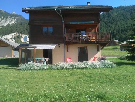 Accès direct au terrain et à la terrasse avec une vue sur la vallée et les montagnes sans vis à vis.