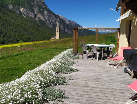 Terrasse très agréable avec vue sur l'église Sainte-Cécile.