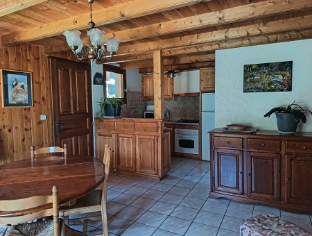 Cuisine ouverte entièrement équipée.