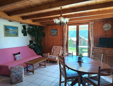 Séjour salon et son accès direct sur la terrasse.