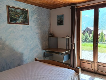 Chambre 1: lit en 140. Accès sur la terrasse. 