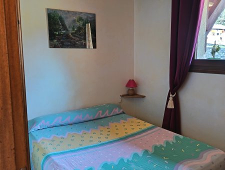 Chambre 2: lit en 140. Vue sur le parking.