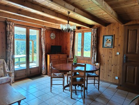 Séjour lumineux avec accès sur la terrasse.