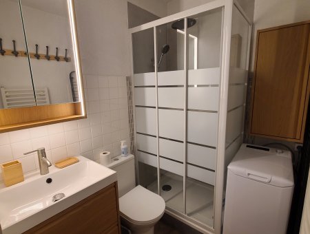 Salle de bain avec machine à laver