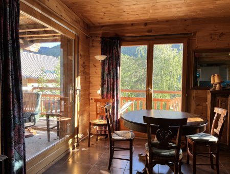 Salon chaleureux avec vue montagne