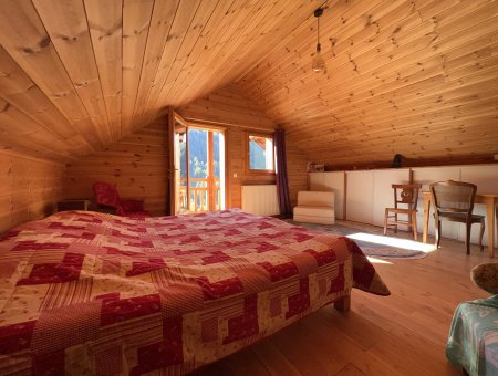 Chambre du 2eme étage avec son balcon, vue sur la vallée du Queyras