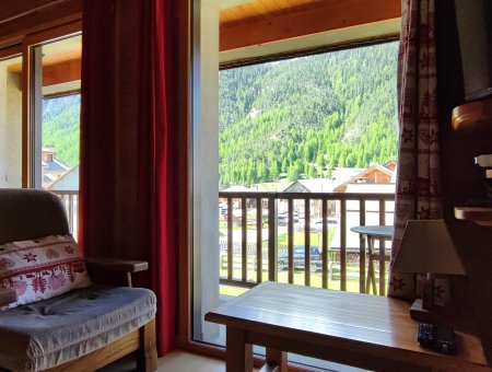 Salon et balcon avec vue montagne