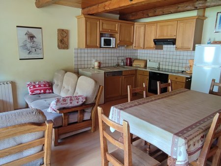 Grande pièce à vivre avec salon et coin cuisine
