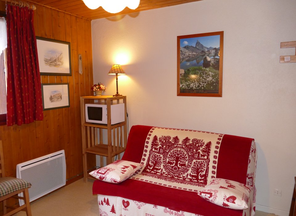Studio de 17m2 au dernier étage d'un petit immeuble situé à la sortie du vieux village