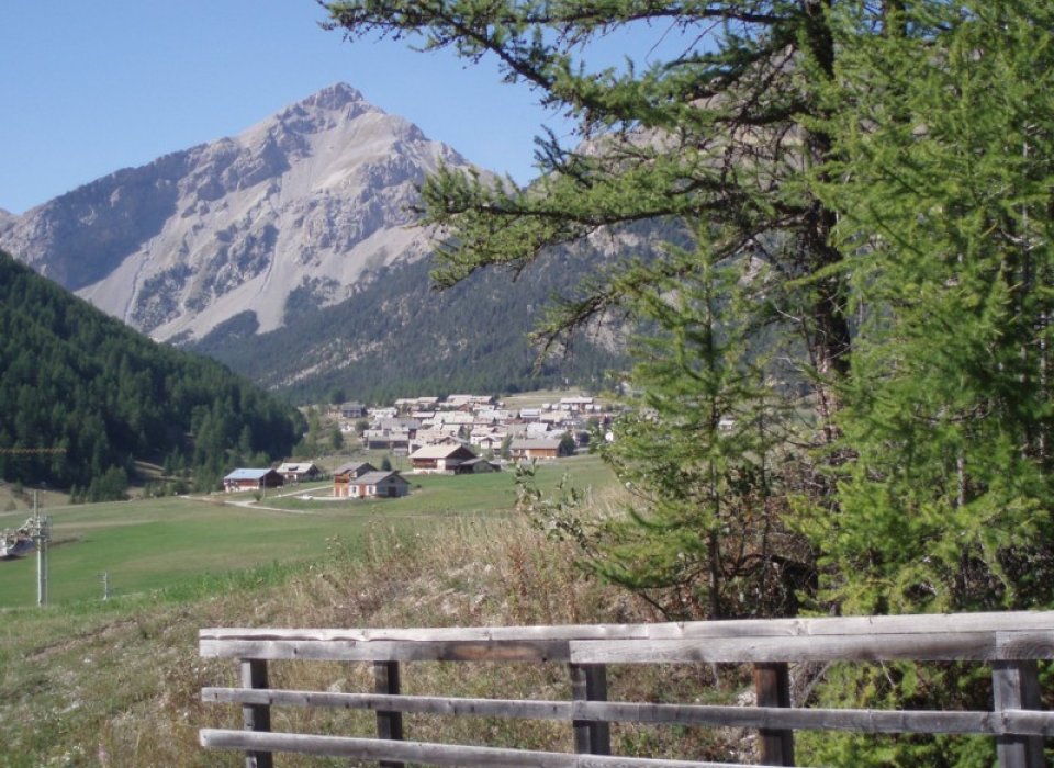 Voilà le village de Brunissard dans son bel écrin de verdure et de montagne