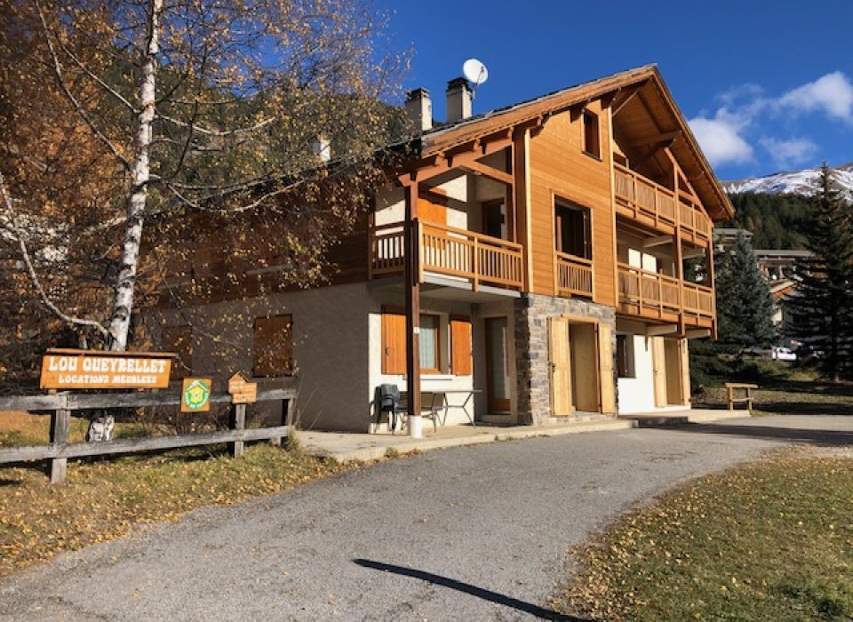 Façade du chalet Lou Queyrellet