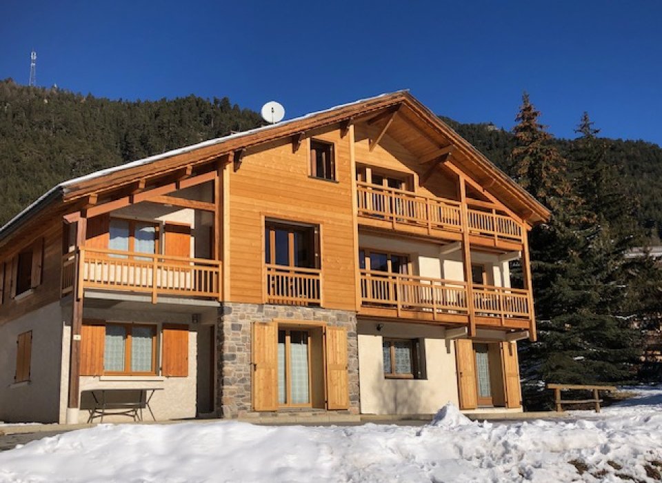 Façade chalet Lou Queyrellet l'hiver