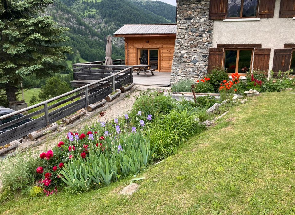 Chalet soleniou / l'entrée et la terrasse