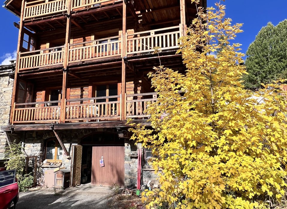 façade du gîte avec terrasse et vue montagne