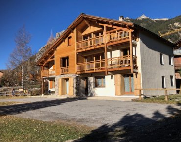 Façade du chalet Lou Queyrellet