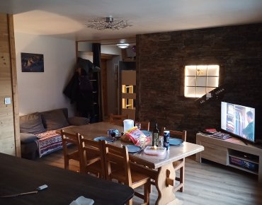 séjour vu depuis la cuisine