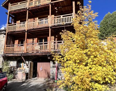 façade du gîte avec terrasse et vue montagne