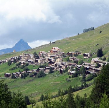 Retour à Saint-Véran par le chemin en fond de vallon. Au loin le pic de Rochebrune