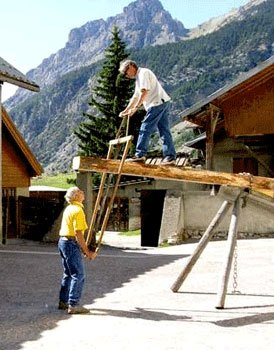 Fête des traditions à Ceillac L'usage de la loube a perduré dans les Hautes Alpes jusqu'à l'apparition des scieries électriques dans les années 1950