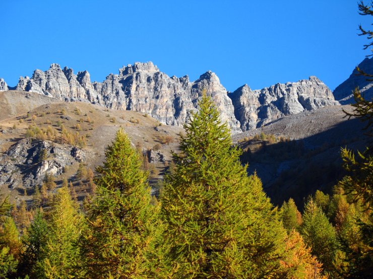 La crête des Oules à Arvieux, massif dolomitique déchiqueté par l'érosion